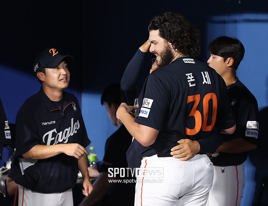[포토S] 양상문 코치에 꿀밤 맞는 폰세