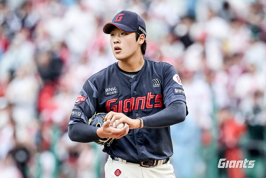 ▲ 이민석은 강속구는 물론 완급조절까지 눈을 떠가며 계속 성장하는 모습을 보여주고 있다 ⓒ롯데자이언츠