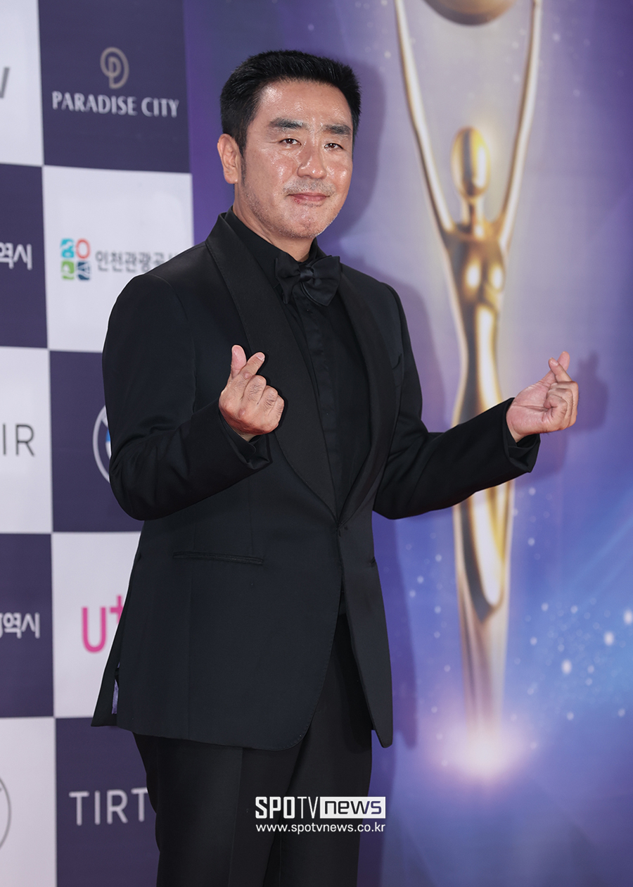 LG, 키움 3연전서 특별 시구 이벤트…배우 류승룡-걸그룹 키라스 뜬다