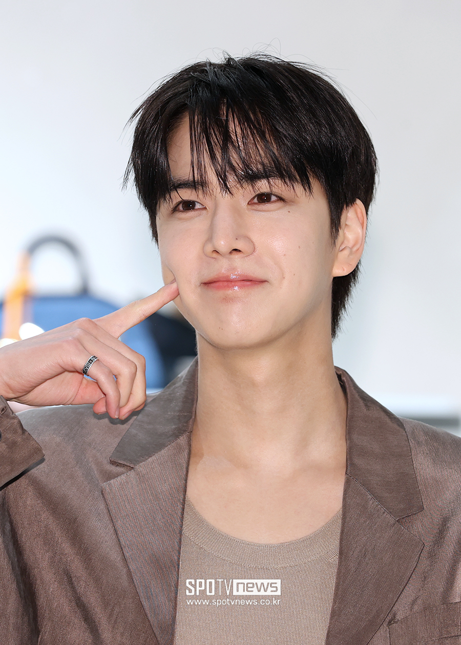 [포토S] 더보이즈 영훈, '수줍게 볼 콕~'
