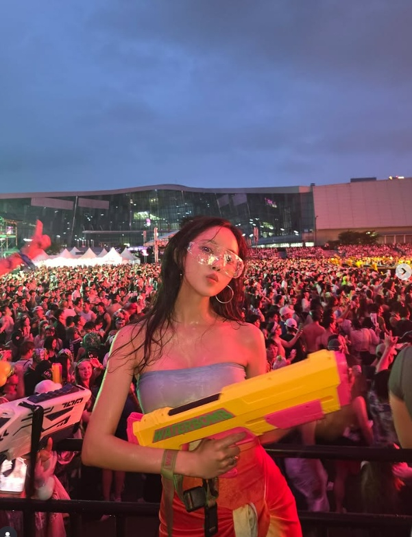 '♥금융맨 아내' 효민, 워터밤 즐겼다..역대급 볼륨의 '수영복 몸매'
