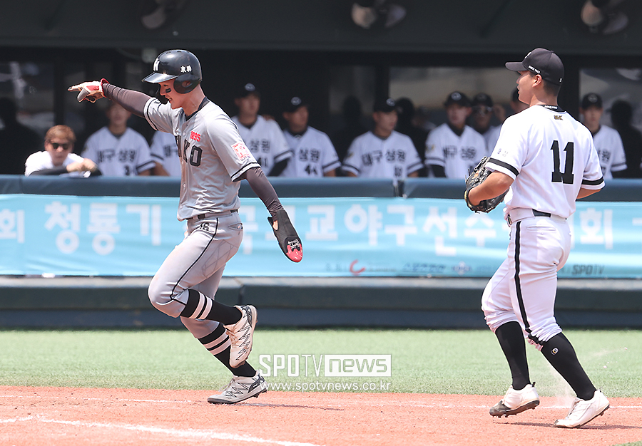 [포토S] 인천고 김지석, 폭투 틈타 동점