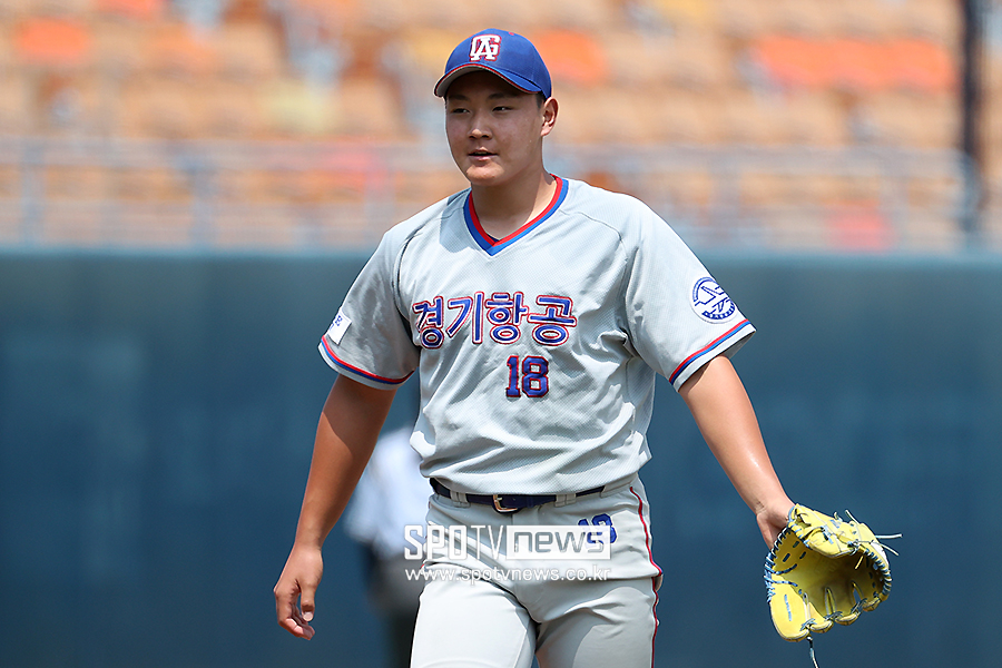 [포토S] 무실점 투구 펼치는 경기항공고 양우진