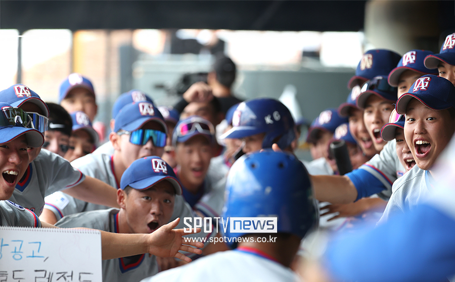 [포토S] 경기항공고 한동연 반기는 동료들