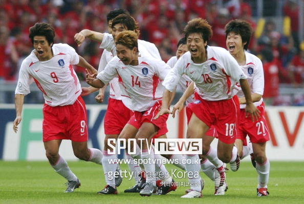 "한국 월드컵 4강? 심판 덕분이잖아" 중국 대체 왜 이러나...2002 한일 월드컵 '4강 신화' 폄하→근거 없는 낭설 쏟아져