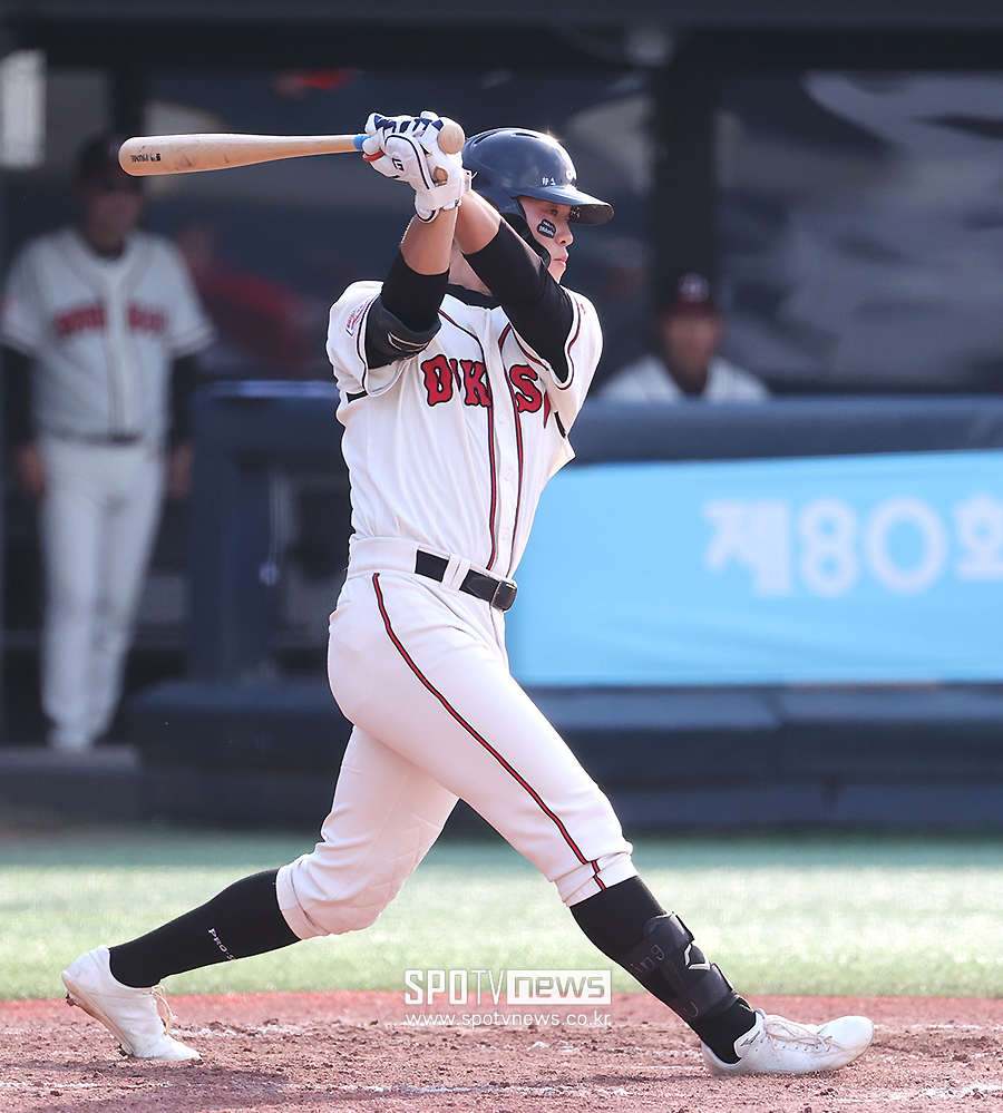 [포토S] 선취 1타점 적시타 날리는 덕수고 오시후