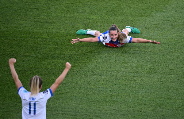 ▲ 유로 2025 네덜란드전에서 승리한 잉글랜드 여자 축구대표팀. ⓒ연합뉴스/EPA/AFP/REUTERS