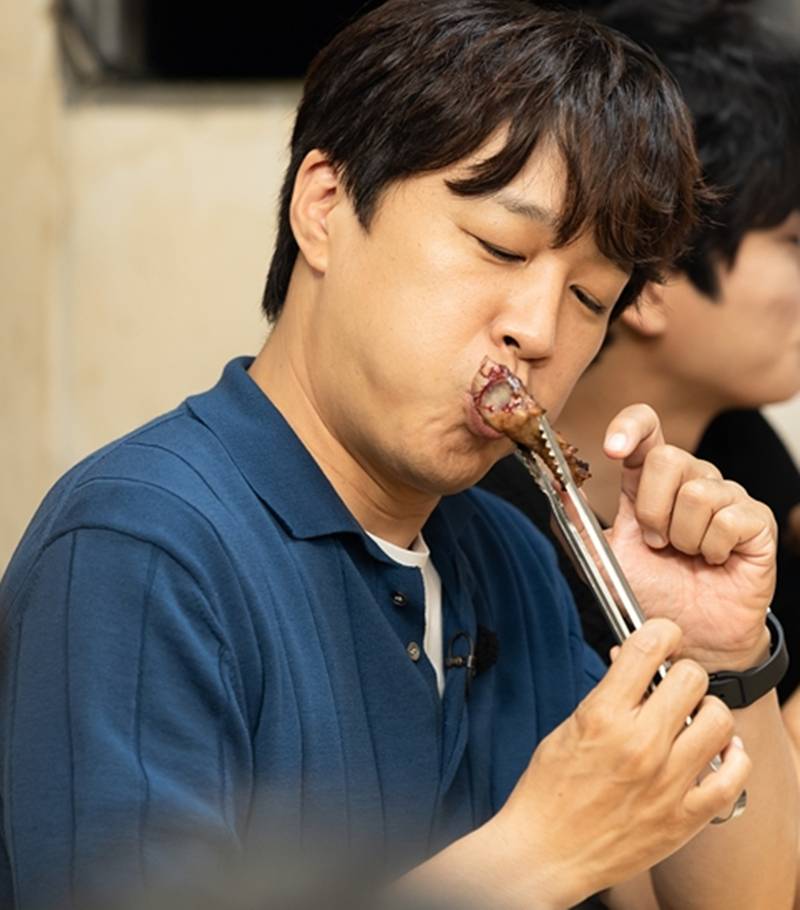 차태현, 소식좌의 반전…고삐 풀린 갈비 먹방 "위 늘었다"('핸썸가이즈')