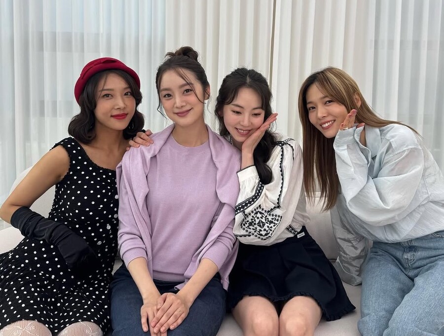 "2NE1 보고 뭉클"…원더걸스, 8년 만에 '레전드 걸그룹' 재결합 하나[이슈S]