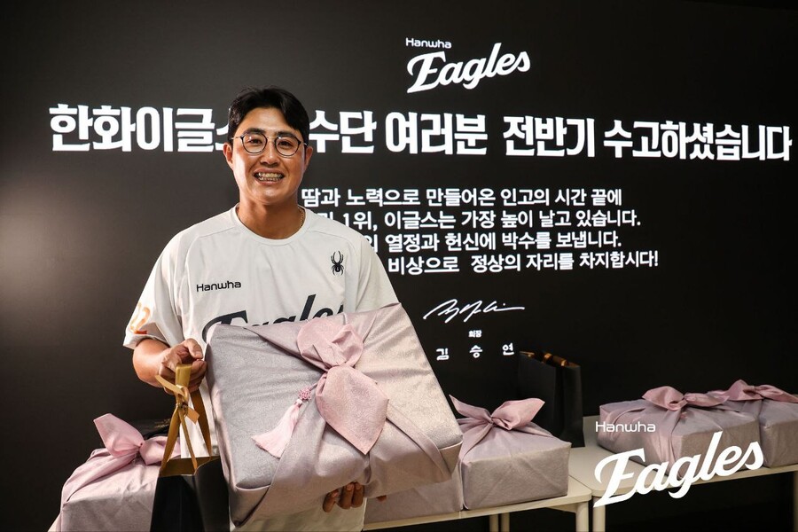 ▲ 김승연 회장의 선물에 감사를 표한 주장 채은성 ⓒ한화이글스