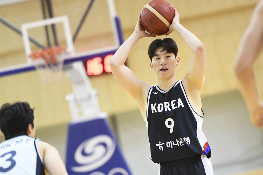 ▲ 대표팀 유니폼을 입은 이정현. 7, 8월 태극마크를 달고 뛰는 모습을 자주 볼 수 있다 ⓒ KBL