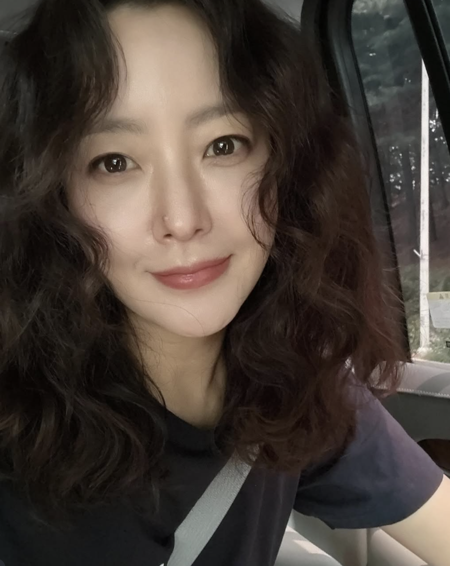 김희선, 파격 헤어스타일 뽀글머리 공개…"더위 아니라 귀여움에 녹겠네"