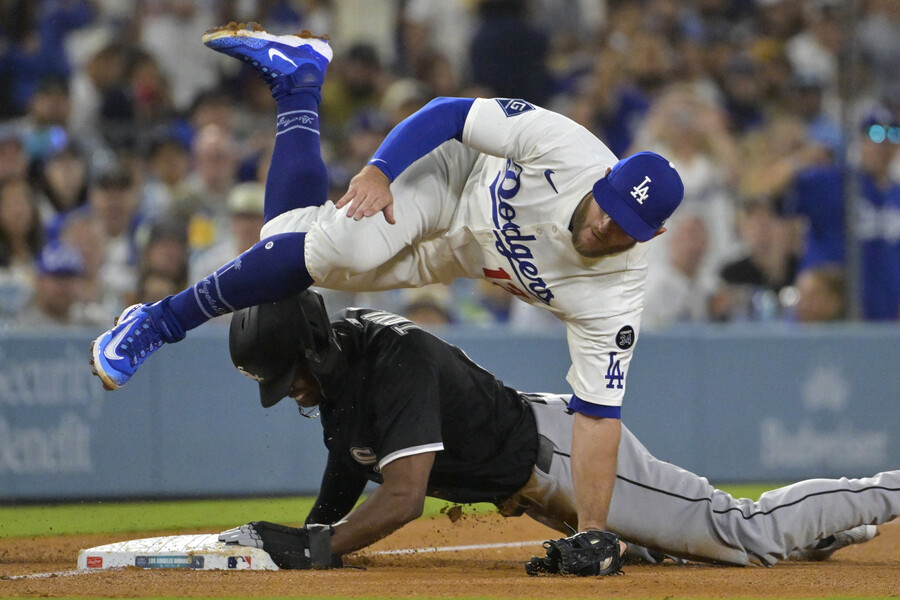 ▲  맥스 먼시는 3루 도루를 시도하는 주자와 충돌로 복귀까지 6주가 필요하다는 진단을 받았다.  ⓒ연합뉴스