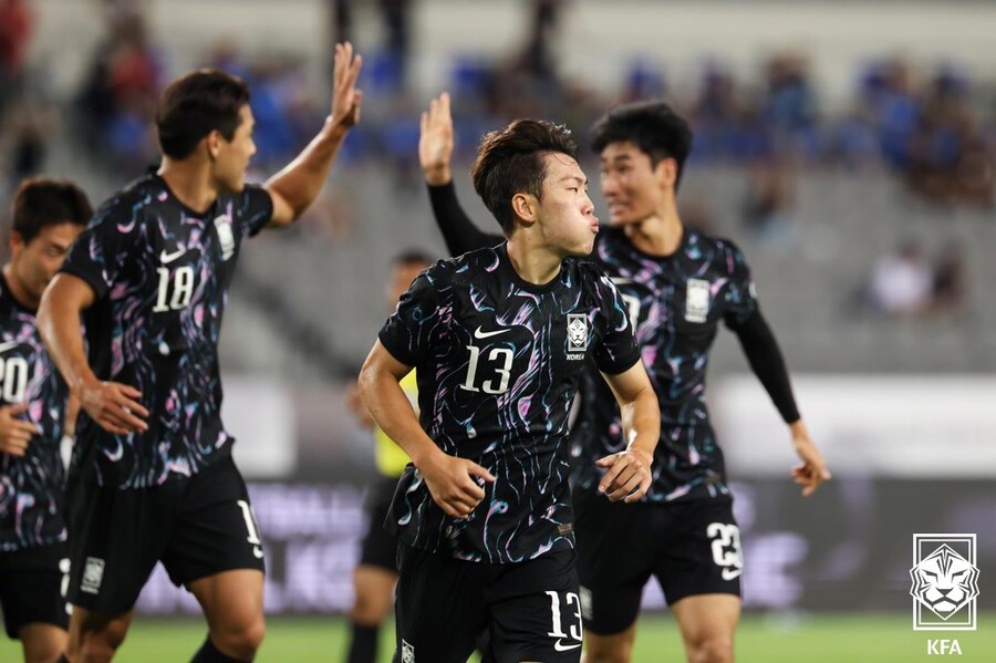 '일본은 6골 넣었는데' 홍명보호, 최약체 홍콩에 2-0 부족한 승리...강상윤-이호재 A매치 데뷔골 [동아시안컵 현장 REVIEW]
