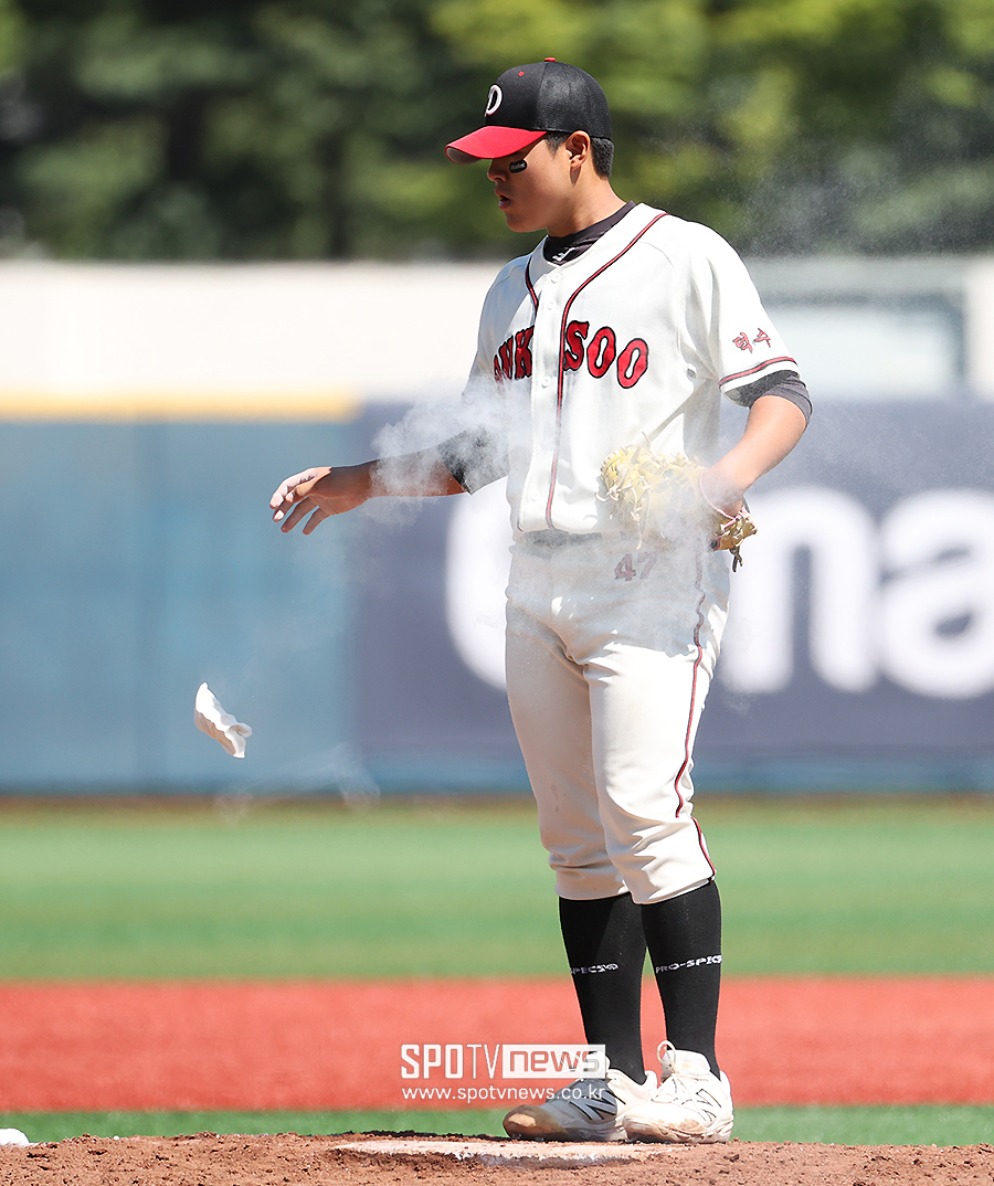 [포토S] 덕수고 김규민, '로진 내려놓고'