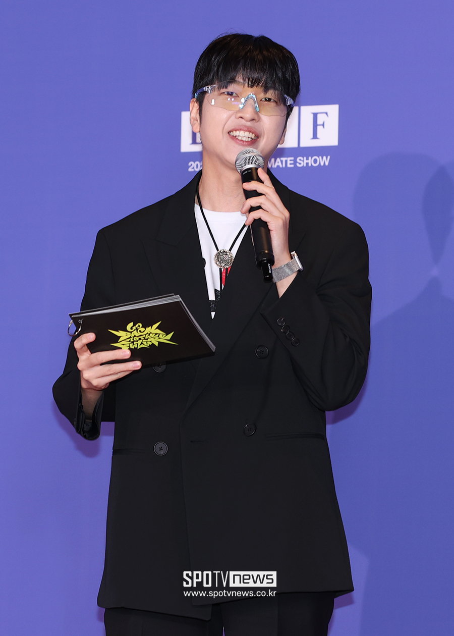 [포토S] 유재필, '힙한 안경 쓰고'