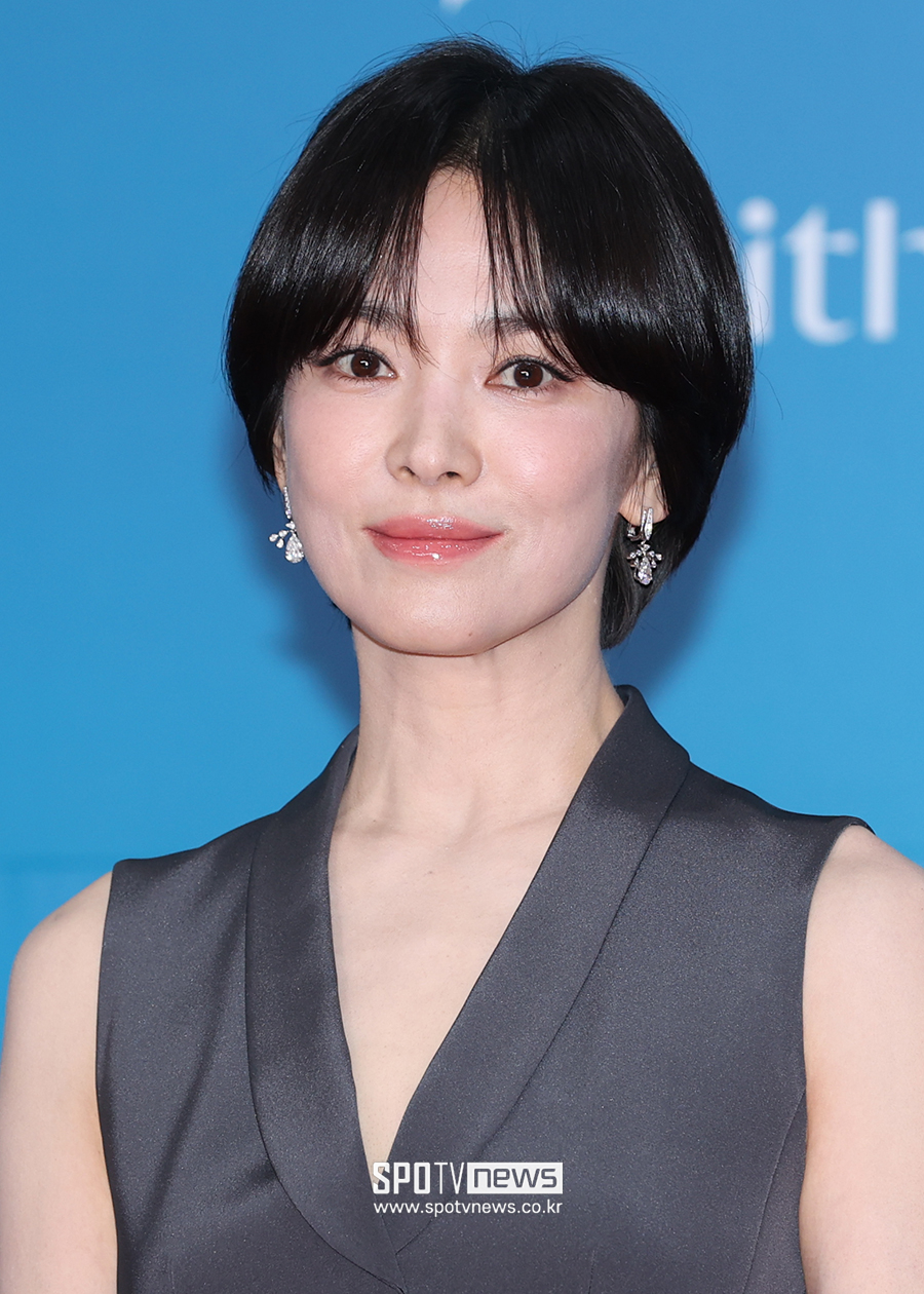 송혜교,  미모만큼 '재벌 인맥' 살벌하네…두산 前회장에 "늘 힘 돼주셔서 감사"
