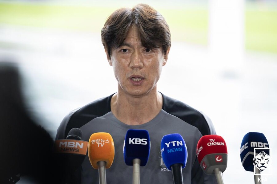 ▲ 2025년 동아시아축구연맹(EAFF) E-1 챔피언십(동아시안컵) 남자부 3차전 일본과의 경기를 앞둔 축구 국가대표팀 홍명보 감독이 훈련에 앞서 취재진에 답하고 있다. ⓒ 대한축구협회