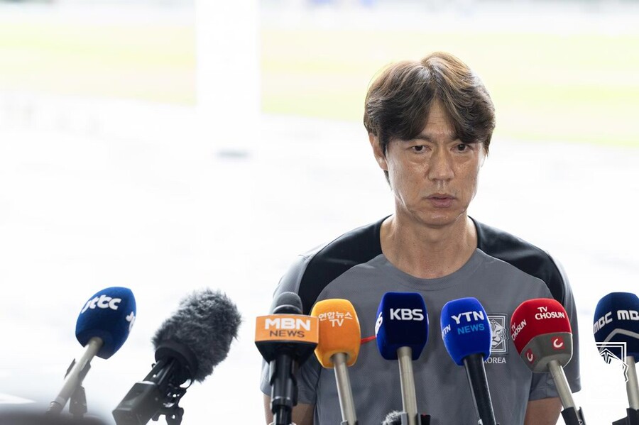 ▲ 2025년 동아시아축구연맹(EAFF) E-1 챔피언십(동아시안컵) 남자부 3차전 일본과의 경기를 앞둔 축구 국가대표팀 홍명보 감독이 훈련에 앞서 취재진의 질문에 답하고 있다. ⓒ 대한축구협회