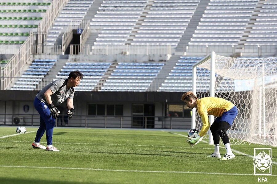 ▲ 2025년 동아시아축구연맹(EAFF) E-1 챔피언십(동아시안컵) 남자부 3차전 일본과의 경기를 앞둔 축구 국가대표팀 주장 조현우 골키퍼가 훈련에 매진하고 있다. ⓒ 대한축구협회