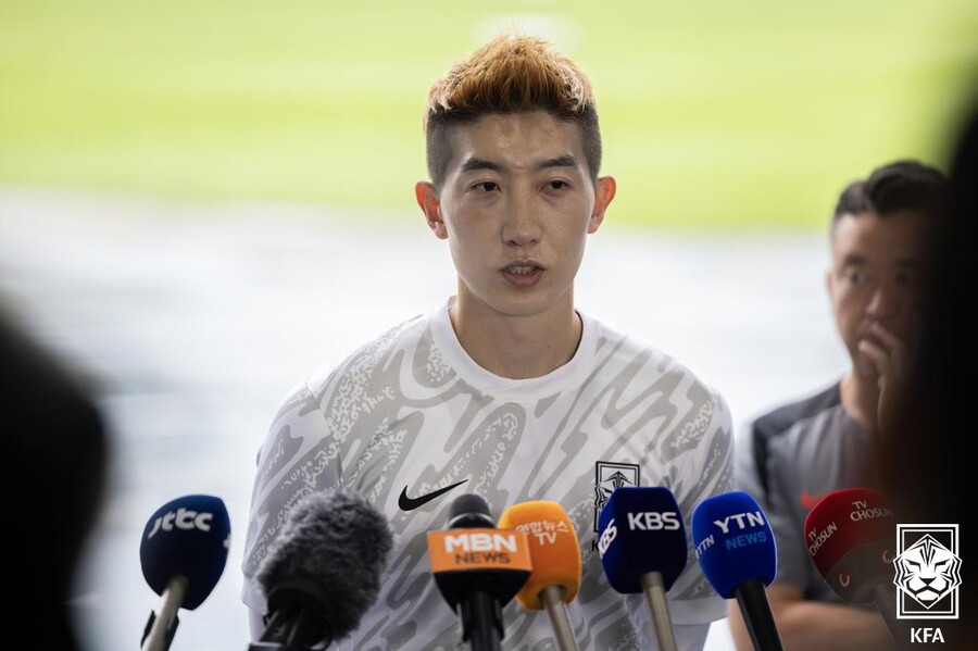 ▲ 2025년 동아시아축구연맹(EAFF) E-1 챔피언십(동아시안컵) 남자부 3차전 일본과의 경기를 앞둔 축구 국가대표팀 주장 조현우 골키퍼가 훈련에 앞서 취재진과 인터뷰를 하고 있다. ⓒ 대한축구협회
