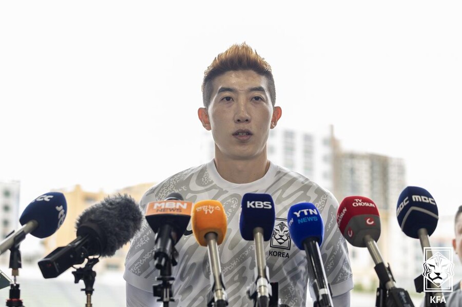 ▲ 2025년 동아시아축구연맹(EAFF) E-1 챔피언십(동아시안컵) 남자부 3차전 일본과의 경기를 앞둔 축구 국가대표팀 주장 조현우 골키퍼가 훈련에 앞서 취재진과 인터뷰를 하고 있다. ⓒ 대한축구협회