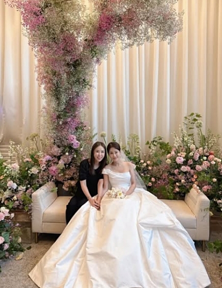 '♥문원 예비신부' 신지, 김지민 결혼식장 찾아 '더 행복한' 미소