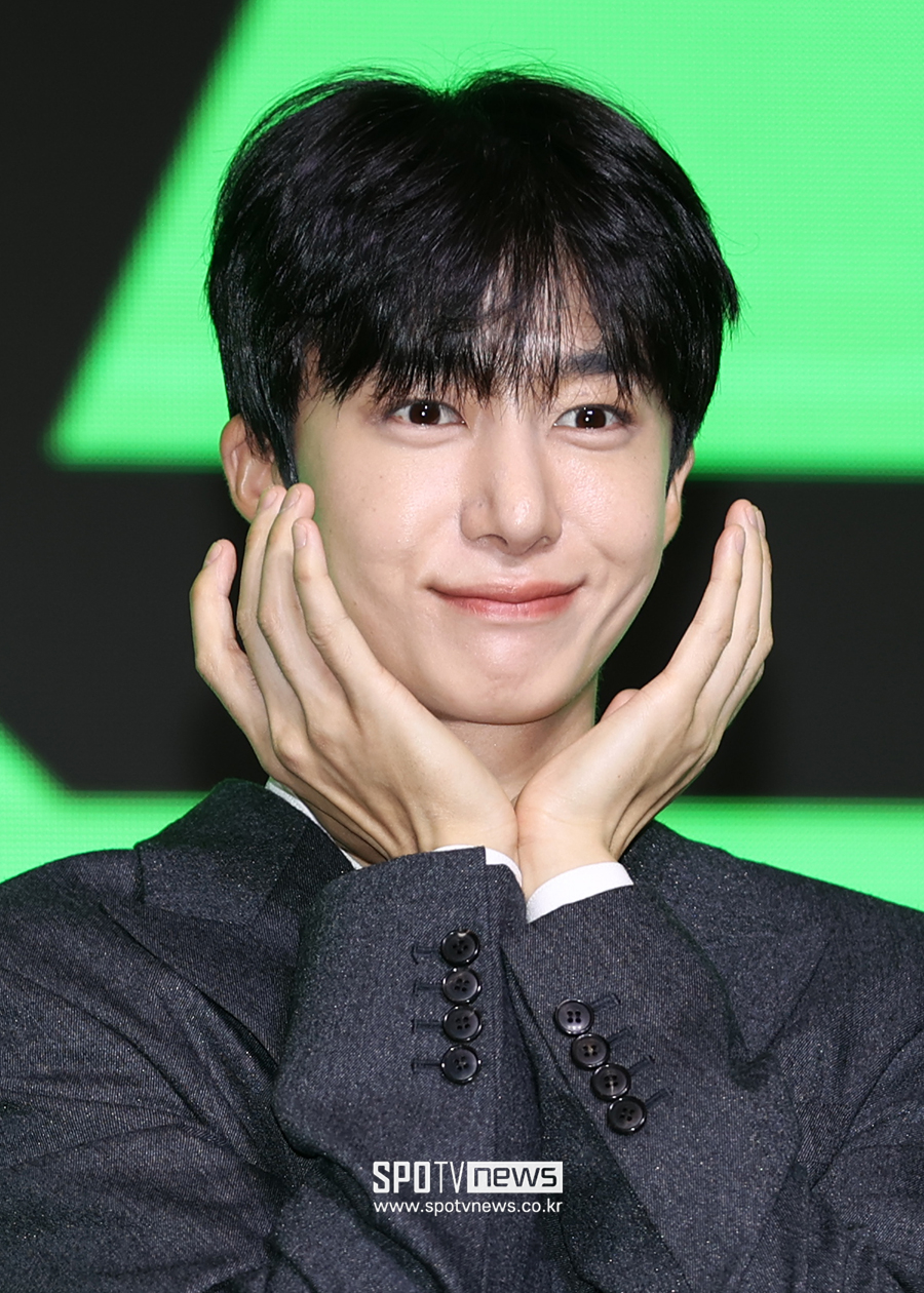 [포토S] 몬스타엑스 형원, 수줍게 꽃받침