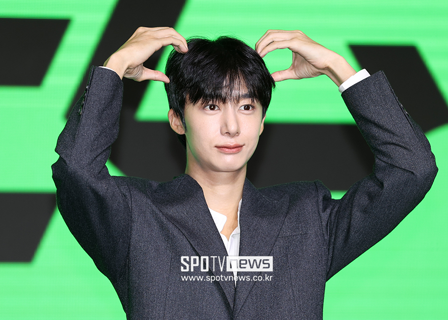[포토S] 몬스타엑스 형원, '곰돌이 하트~'