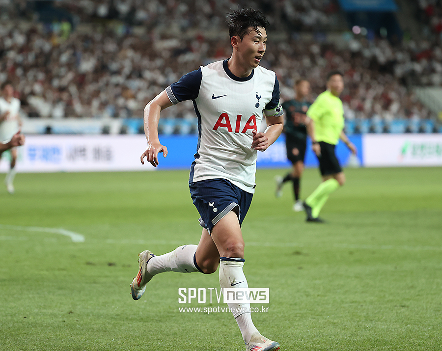 ▲ 토트넘은 손흥민의 팀내 입지를 고려해 거취 결정권을 위임했다. 계약만료까지 손흥민의 뜻에 따르기로 했다. 이적을 원하면 잡지 않고, 잔류를 결정하더라도 강제로 방출하지 않겠다는 입장이다. 실제로 손흥민이 사우디아라비아로 향하려는 뜻을 전달할 수 있다는 예상과 토트넘에 남아 UEFA 챔피언스리그에 마지막으로 도전할 것이라는 의견이 팽팽하게 맞선다.  ⓒ곽혜미 기자