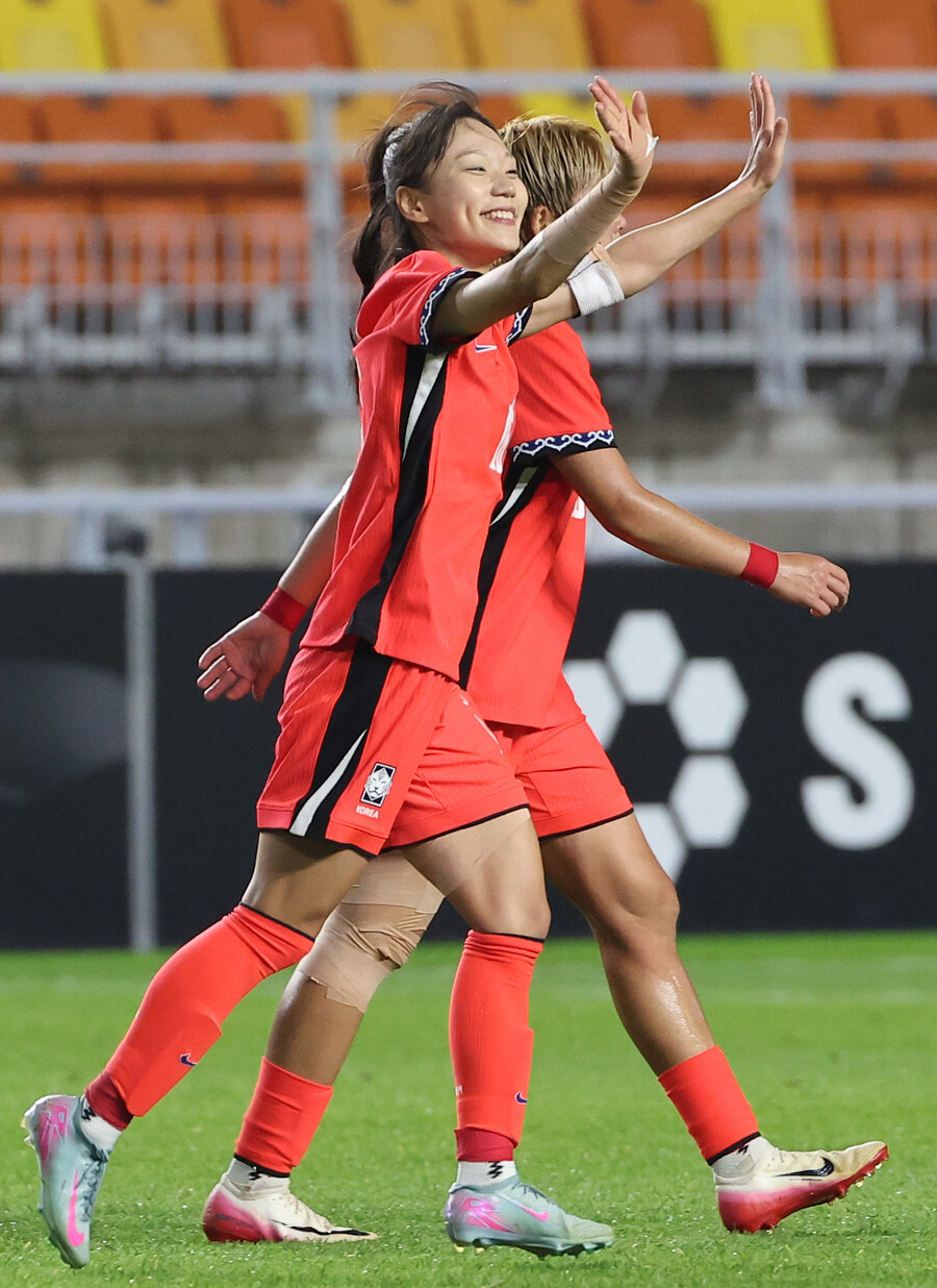 ▲ 한국 여자축구가 20년 만에 동아시안컵 정상에 올랐다. 2005년 초대 대회에서 동아시아 챔피언으로 등극한 뒤 일본, 중국의 벽을 넘지 못하던 한국은 20년 만에 정상을 탈환하며 안방에서 값진 우승 세리머니를 펼쳤다. ⓒ연합뉴스