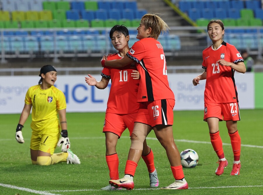 ▲ 한국 여자축구가 20년 만에 동아시안컵 정상에 올랐다. 2005년 초대 대회에서 동아시아 챔피언으로 등극한 뒤 일본, 중국의 벽을 넘지 못하던 한국은 20년 만에 정상을 탈환하며 안방에서 값진 우승 세리머니를 펼쳤다. ⓒ연합뉴스