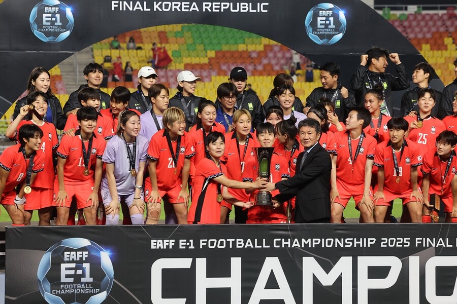 ▲ 한국 여자축구가 20년 만에 동아시안컵 정상에 올랐다. 2005년 초대 대회에서 동아시아 챔피언으로 등극한 뒤 일본, 중국의 벽을 넘지 못하던 한국은 20년 만에 정상을 탈환하며 안방에서 값진 우승 세리머니를 펼쳤다. ⓒ연합뉴스