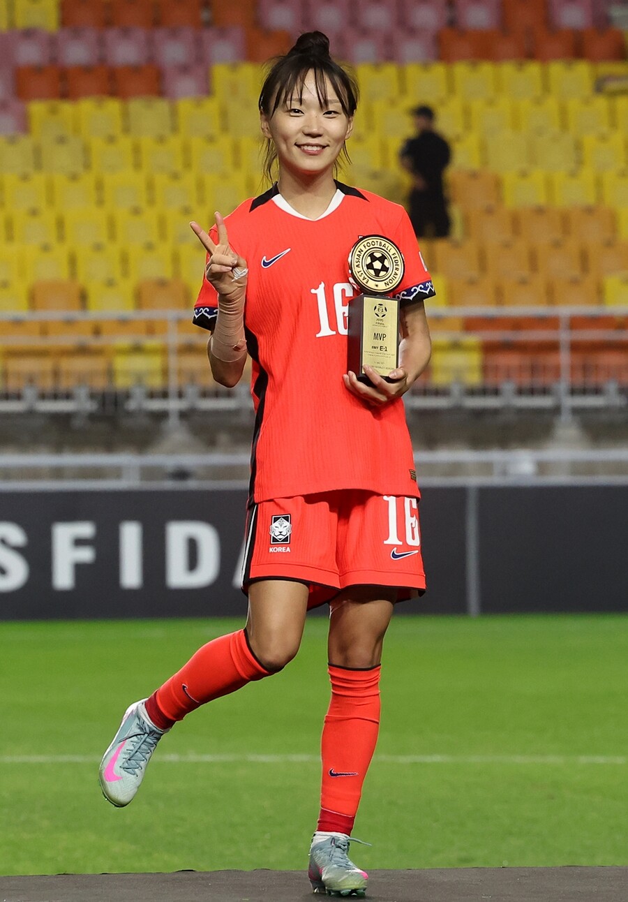 ▲ 한국 여자축구가 20년 만에 동아시안컵 정상에 올랐다. 2005년 초대 대회에서 동아시아 챔피언으로 등극한 뒤 일본, 중국의 벽을 넘지 못하던 한국은 20년 만에 정상을 탈환하며 안방에서 값진 우승 세리머니를 펼쳤다. ⓒ연합뉴스