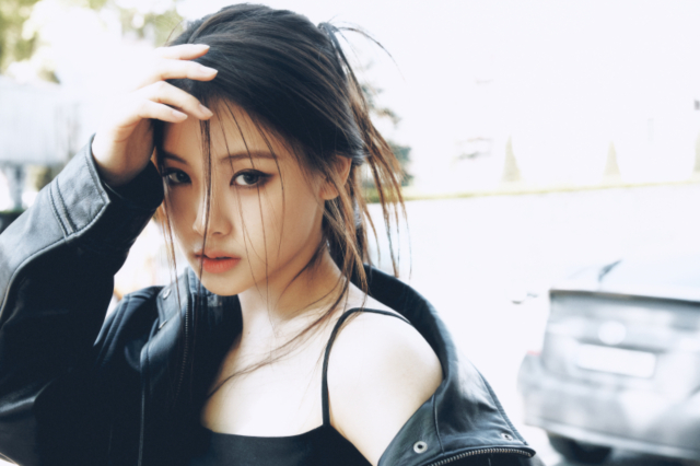 '문보경 닮은꼴' 롯데전 승리기원 시구…김요한→이현 'LG 팬' 아이돌도 릴레이 시구