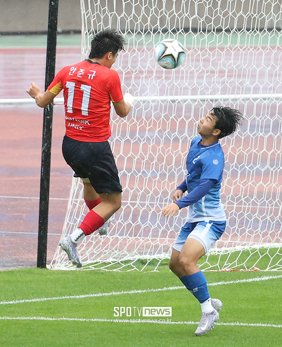 [포토S] 헤딩슛 시도하는 홍익대 안준규