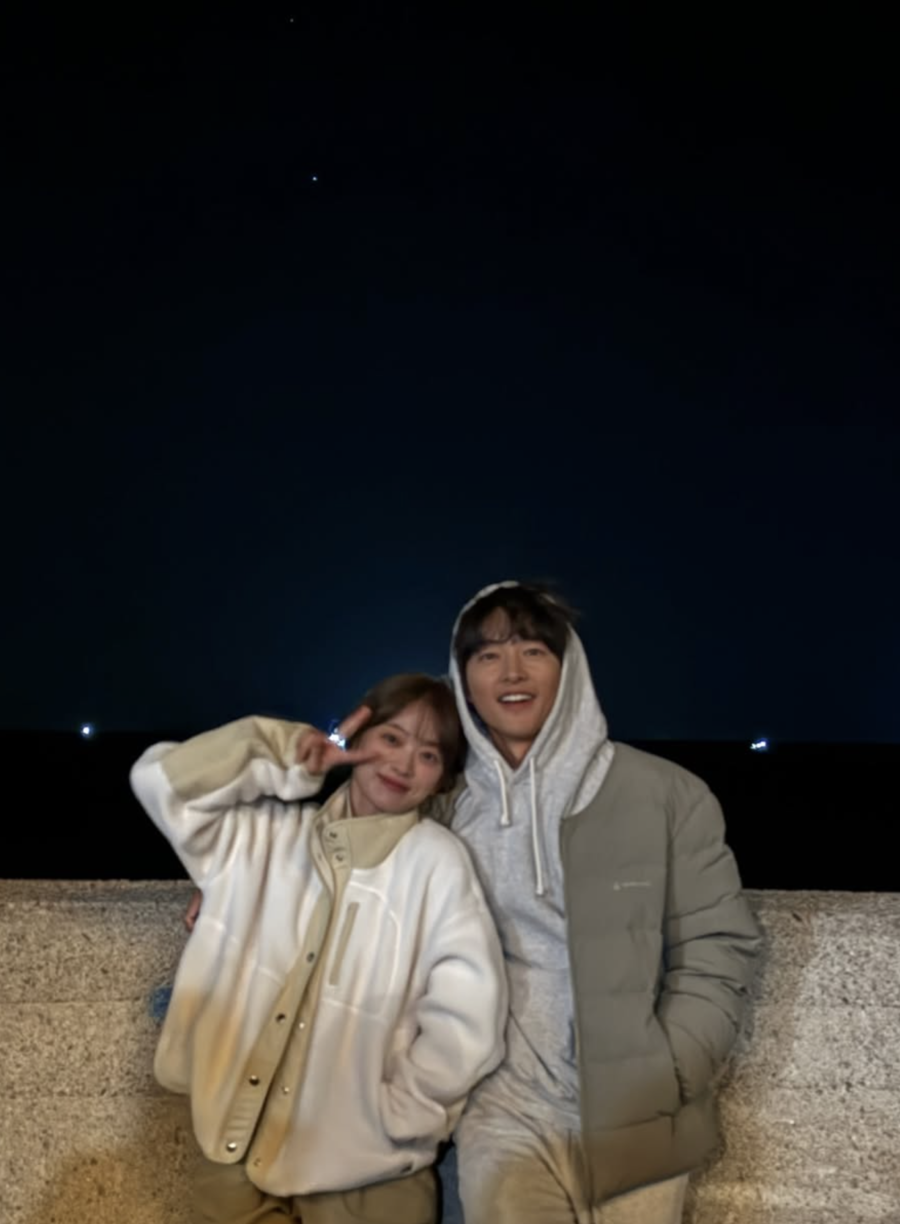'케이트♥'송중기, 의외의 근황 공개…다정하게 어깨 기댄 천우희