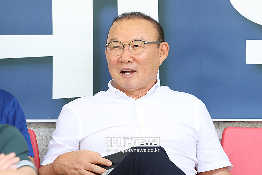 [포토S] 박항서 감독, '대학축구 선수들 바라보며'
