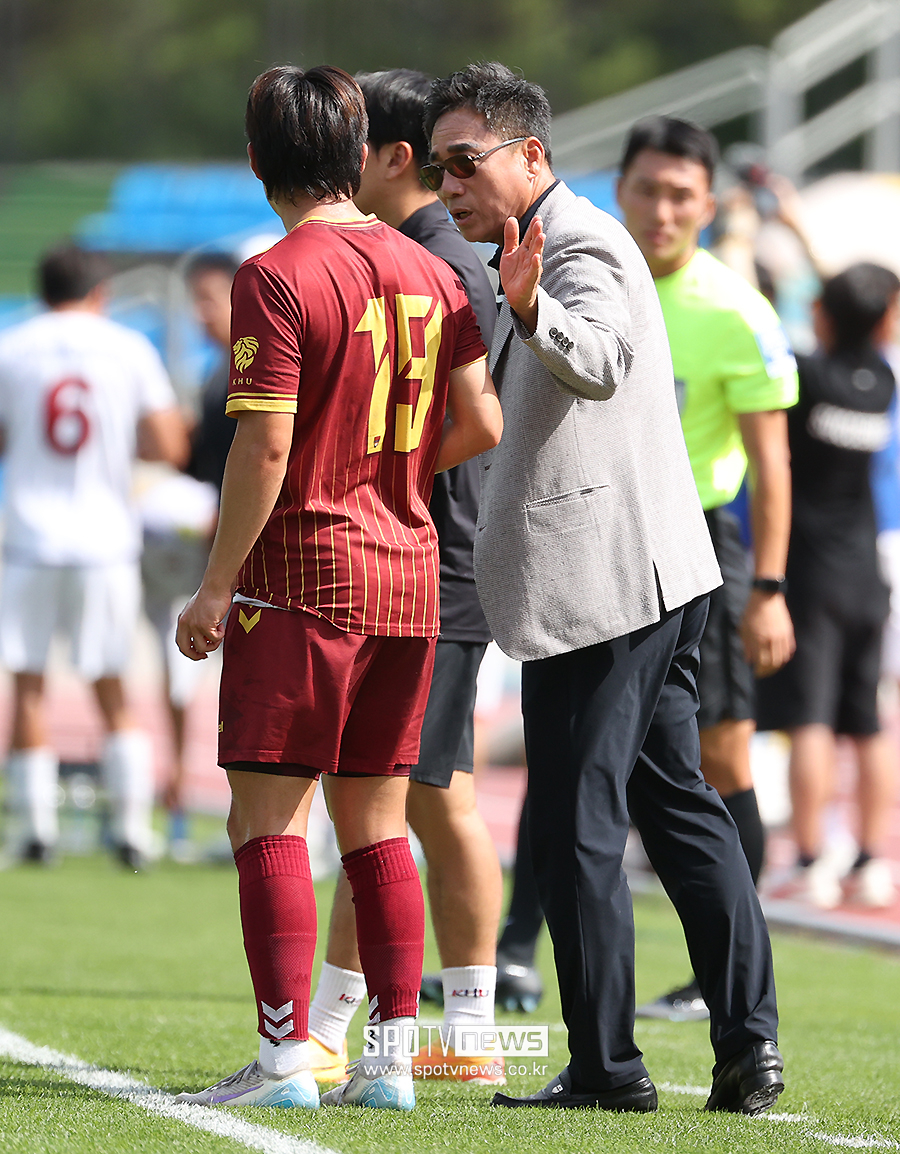 [포토S] 경희대 김광진 감독, '선수들 격려하며'