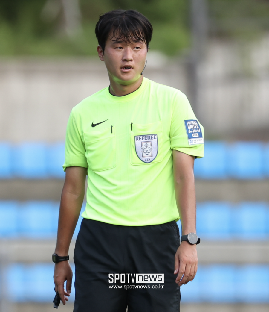 심판들에게 태백은 기회의 땅!  대학축구연맹전 52명 임무완료