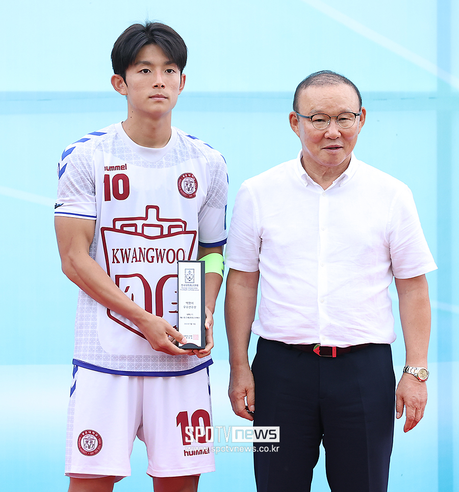 [포토S] 박항서 우수선수상 수상한 광운대 이찬호