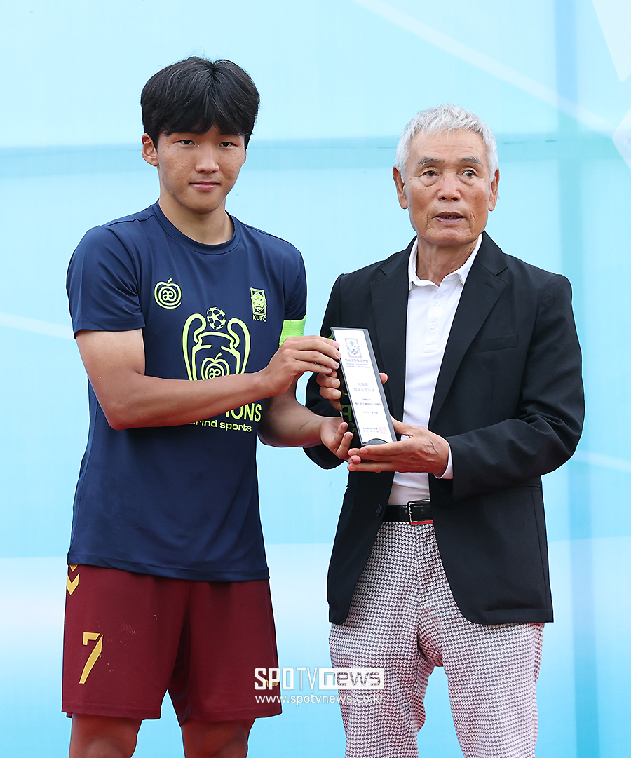 [포토S] 이회택 최우수선수상 수상한 경희대 이호연