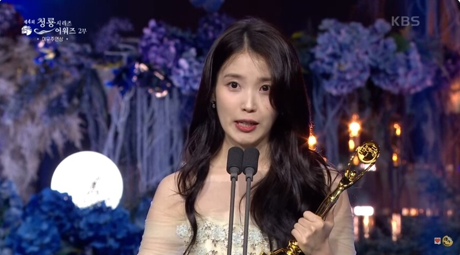 '여우주연상' 아이유 울컥했다 "'폭싹'은 내 인생의 자랑"[청룡시리즈어워즈]