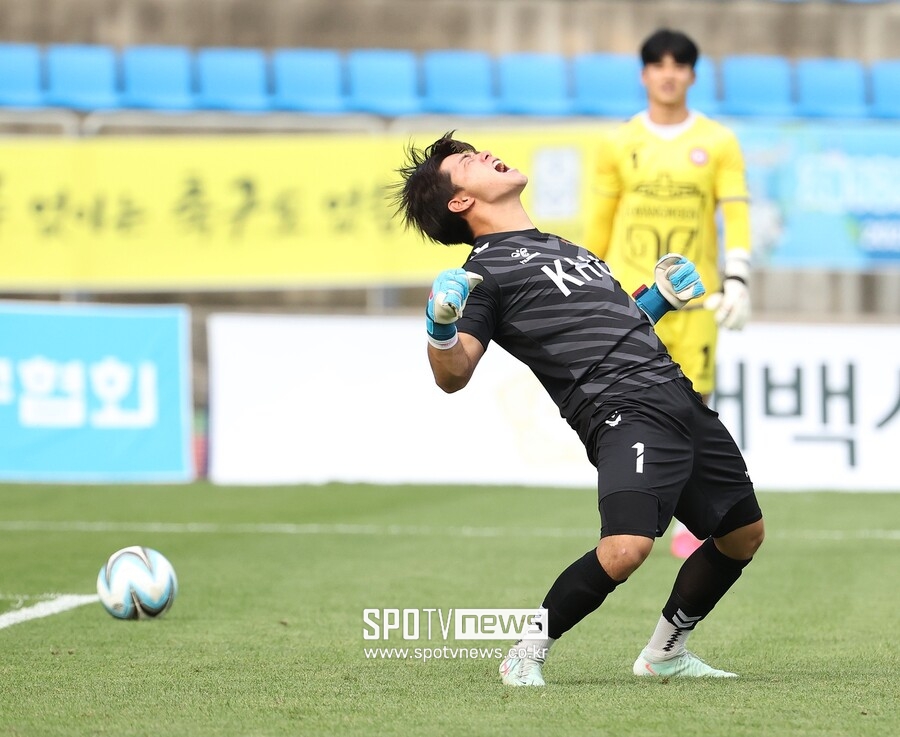 4전 4승! 승부차기神 경희대 이준희 "하늘에서 돕듯이, 다 읽혔다" 