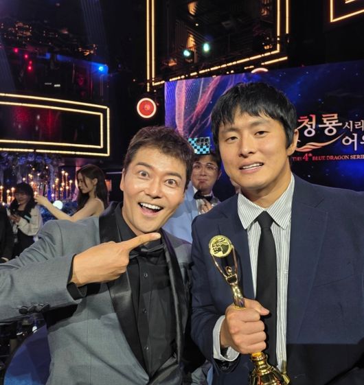 전현무, 기안84 '청룡 예능인상' 수상에 "OTT 씹어먹어" 진심으로 축하