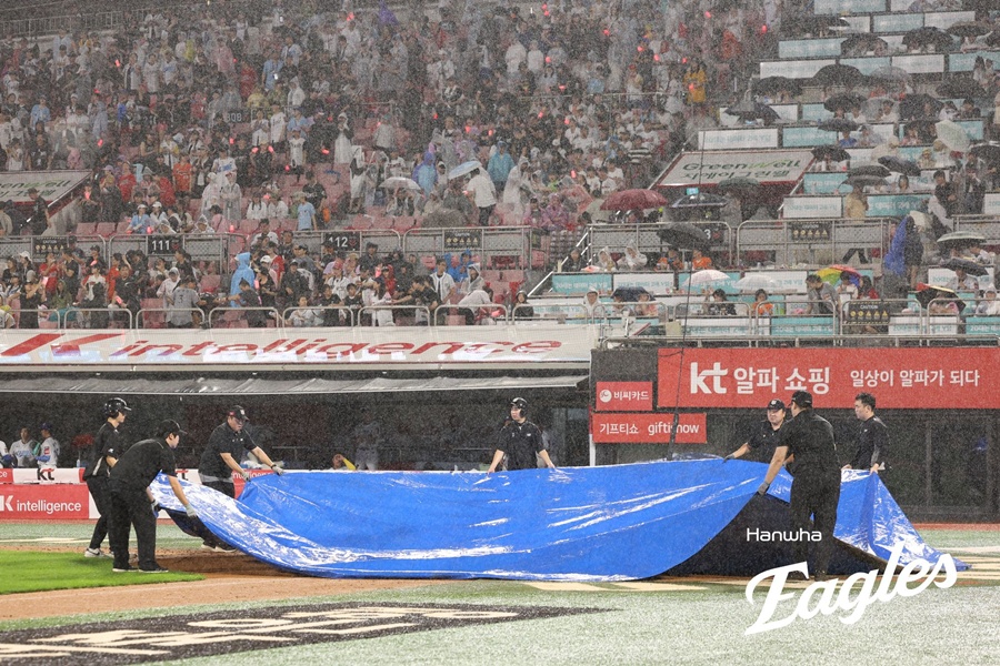빗발치는 폭우에 결국 강우콜드게임…한화, kt 6-5로 꺾고 8연승 [수원 게임노트]