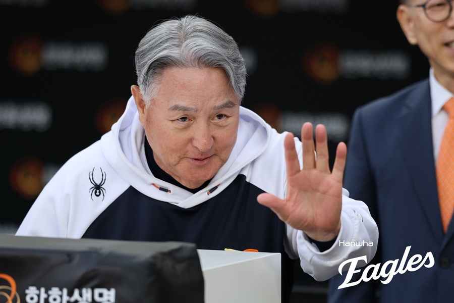 한화 김경문 감독의 진심 "플로리얼에게 고맙고 미안하다…다른 팀 가도 잘 됐으면"