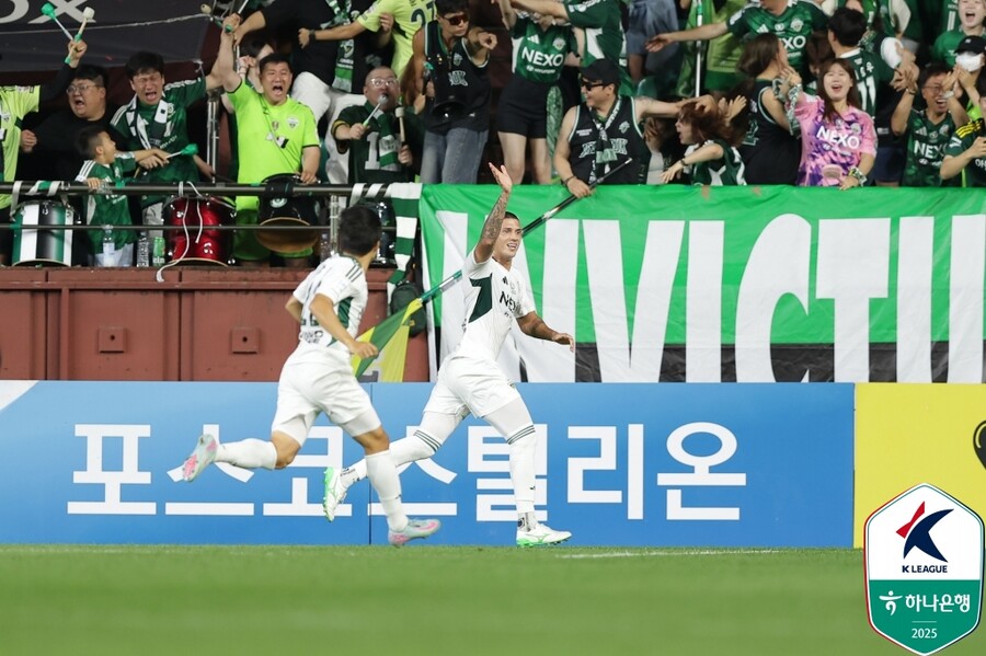 주심의 허락없이 경기장을 빠져나가면 경고다