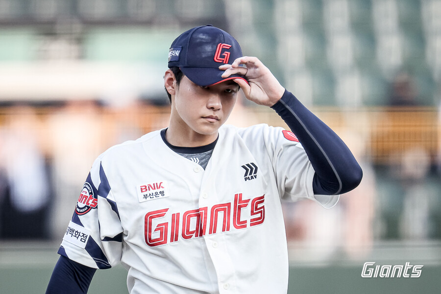 'LG전 4경기 무실점' 홍민기 오늘은 쉽니다…"제구 자신감 생겨, 앞으론 선발로 가야"