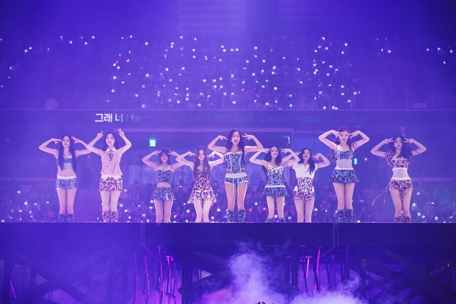 트와이스, 360도 공연으로 새 월드투어 포문 "다리 힘 풀릴 정도로 기뻐"